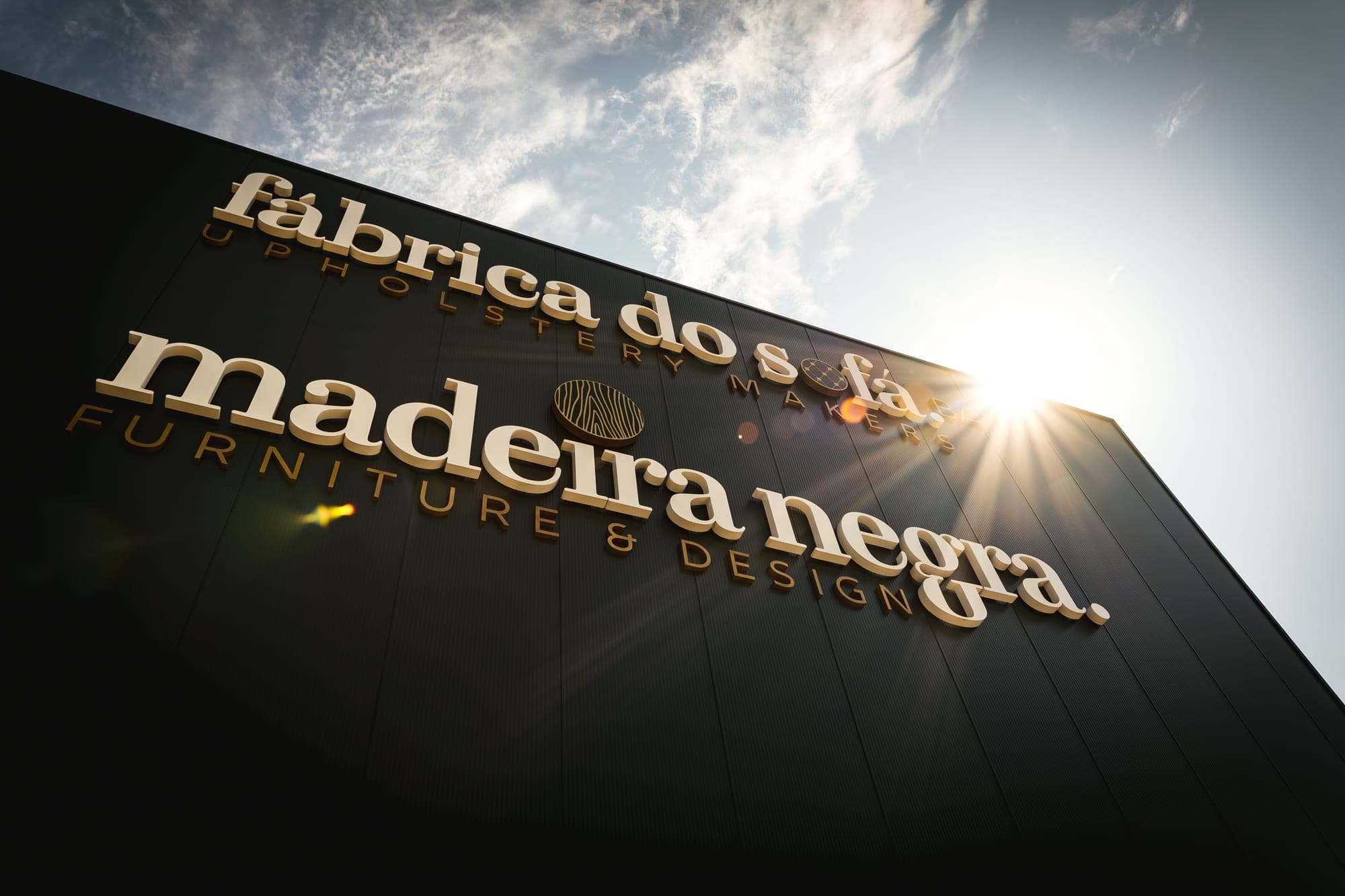 Lettering da Fábrica do Sofá e Madeira Negra na fachada da fábrica em Paços de Ferreira