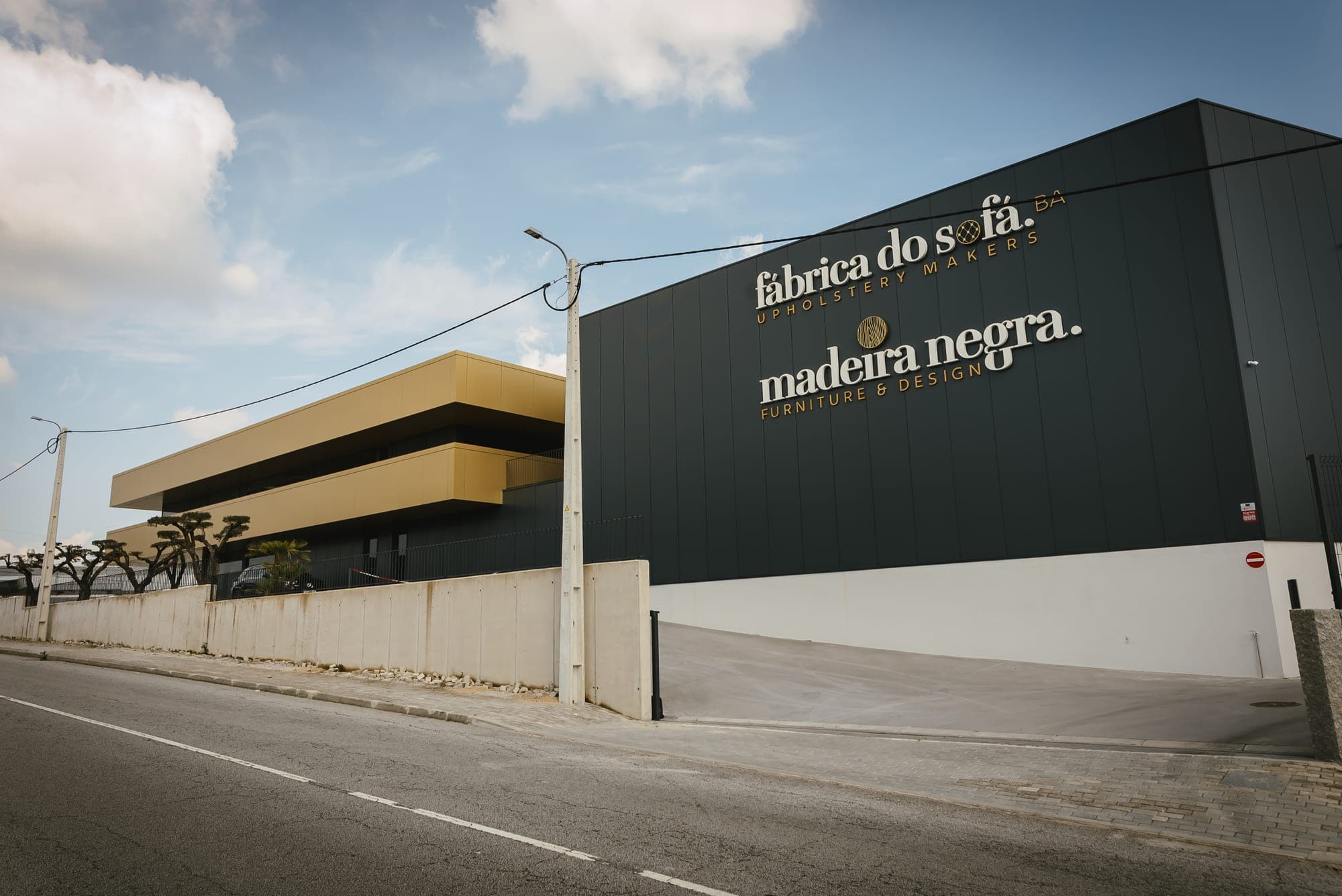 Fachada do edifício da Fábrica do Sofá e Madeira Negra em Paços de Ferreira